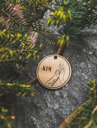 Na první pohled jen kus kovu. 🐾 Ve skutečnosti klíček k domovu – kdyby se ten čtyřnohý tulák rozhodl jít za dobrodružstvím...