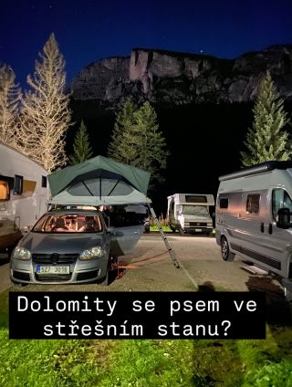 Lowbudget trip do Dolomit 🏔️ s naším huskounem. Střešní stan je pecka, ale v zaří je už večer docela kosa 😅 a hlavně...