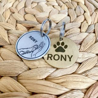 Další originální kousek z naší dílny 💛 Tentokrát pro psího elegána Ronyho 🐾 Každá známka od Psi-ID.cz je malý šperk s...